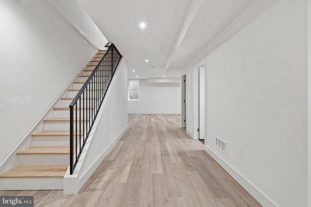 207A VINE ST, Philadelphia, PA 19106