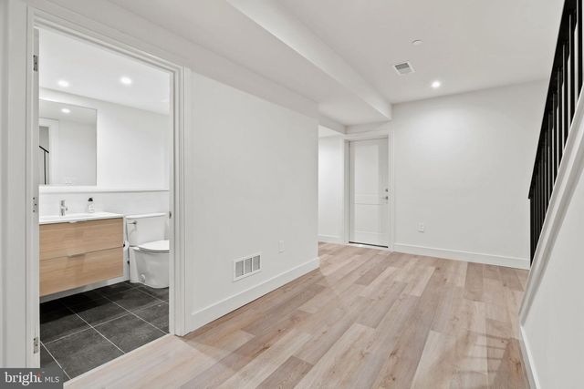 207A VINE ST, Philadelphia, PA 19106