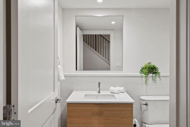 207A VINE ST, Philadelphia, PA 19106