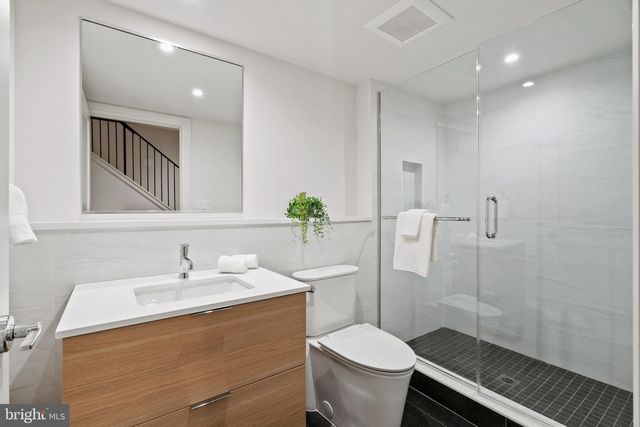 207A VINE ST, Philadelphia, PA 19106