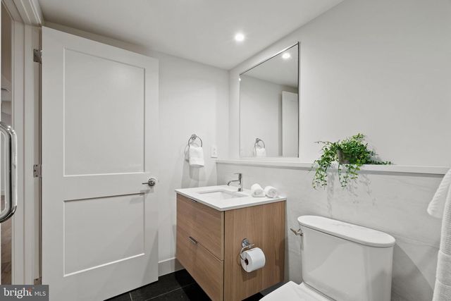 207A VINE ST, Philadelphia, PA 19106