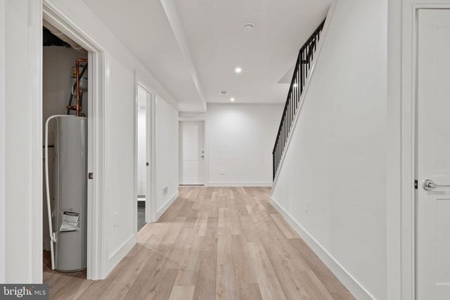 207A VINE ST, Philadelphia, PA 19106