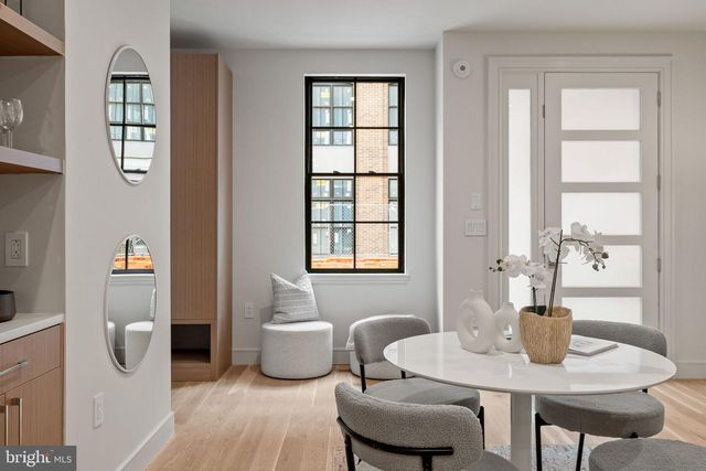 207A VINE ST, Philadelphia, PA 19106