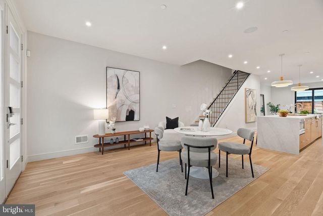 207A VINE ST, Philadelphia, PA 19106