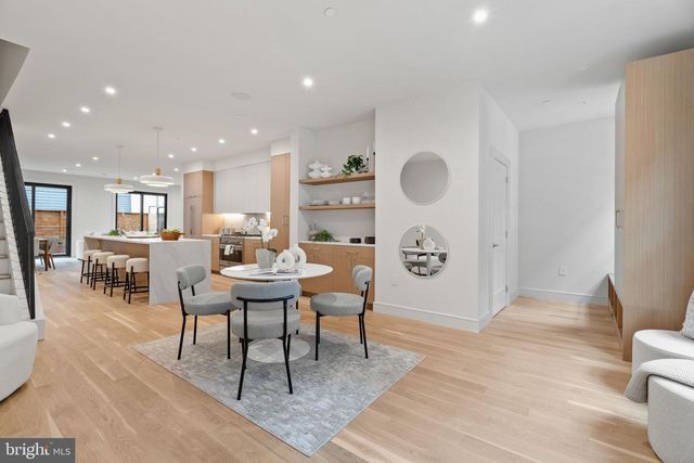 207A VINE ST, Philadelphia, PA 19106