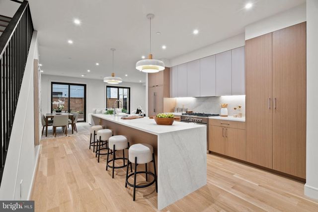 207A VINE ST, Philadelphia, PA 19106