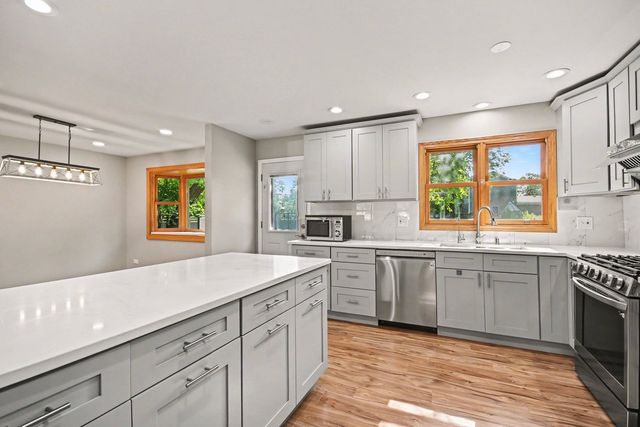 5195 Castaway Lane, Hoffman Estates, IL 60010