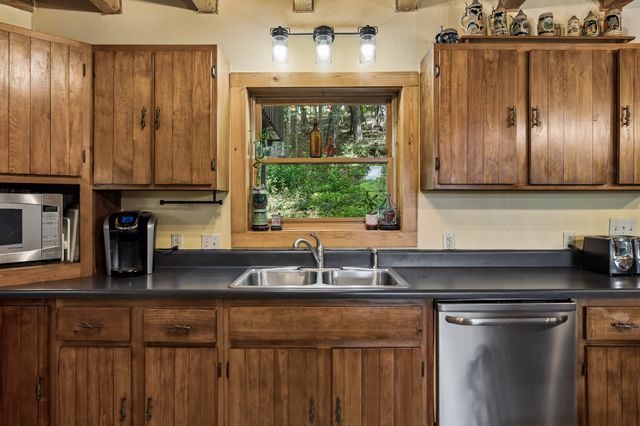 532 Cummings Ln, Cottontown, TN 37048