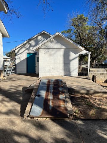 700 E Highland Avenue, Comanche, TX 76442