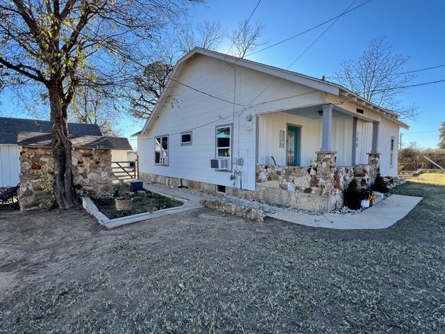 700 E Highland Avenue, Comanche, TX 76442