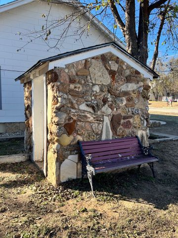 700 E Highland Avenue, Comanche, TX 76442