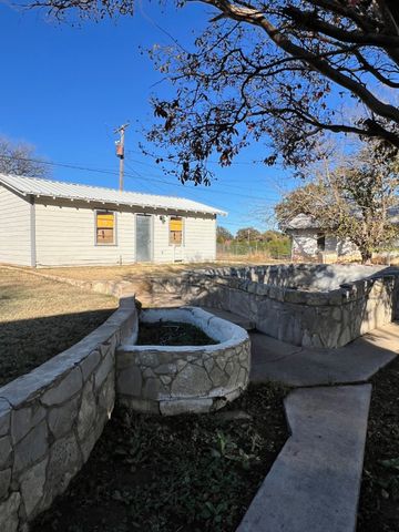 700 E Highland Avenue, Comanche, TX 76442