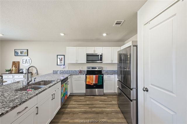 6001 Crest Bridge Court, Bryan, TX 77807