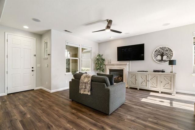 215 215 W Santa Cruz Way, Mountain House, CA 95391