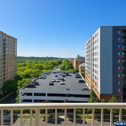 23 Legend Hills Drive, Edgewater, NJ 07020