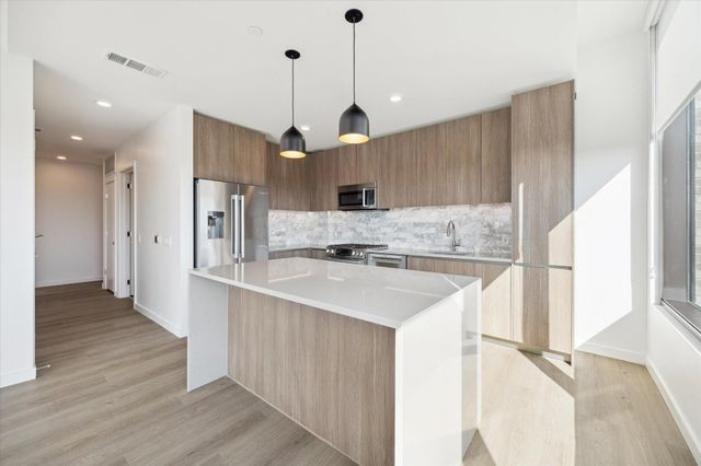 1 Riva Row 1117, The Woodlands, TX 77380