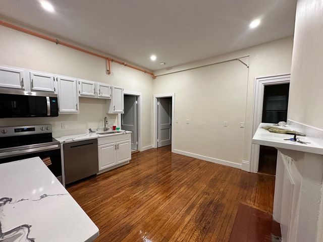 440 Newtonville Ave 1, Newton, MA 02460