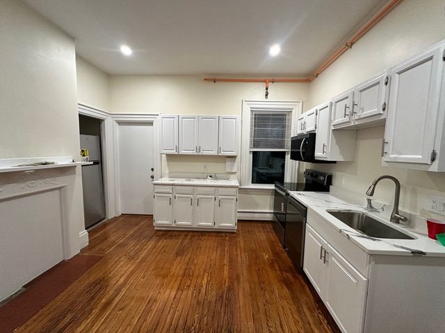 440 Newtonville Ave 1, Newton, MA 02460