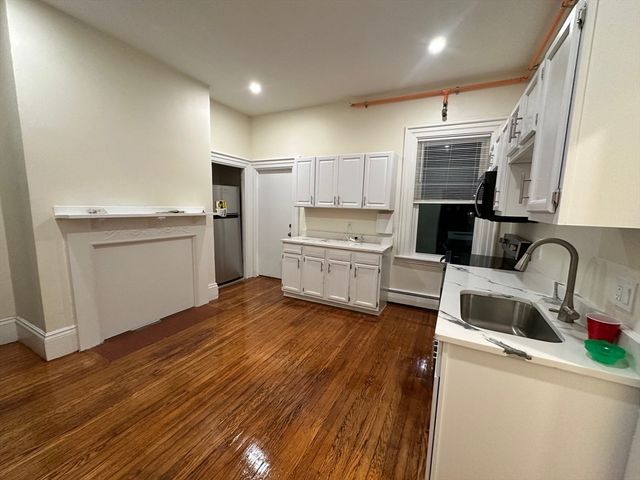 440 Newtonville Ave 1, Newton, MA 02460