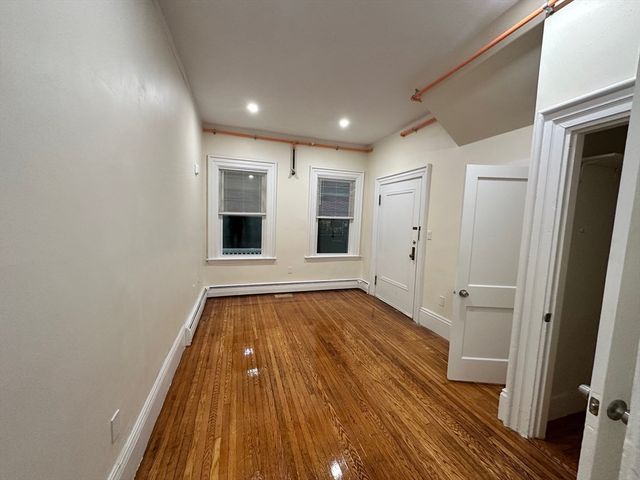 440 Newtonville Ave 1, Newton, MA 02460