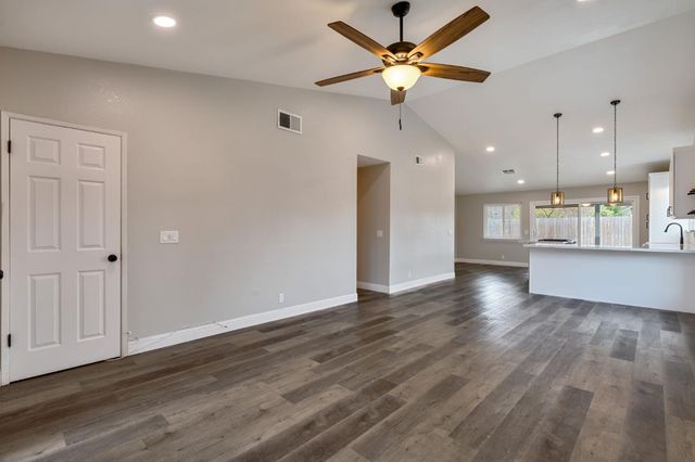 8600 Jade Crest Ct, Elk Grove, CA 95624