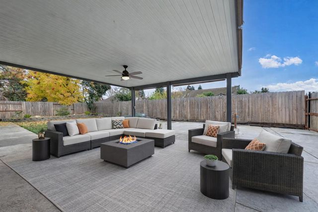 8600 Jade Crest Ct, Elk Grove, CA 95624