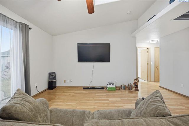 9703 Percheron Dr, Pasco, WA 99301