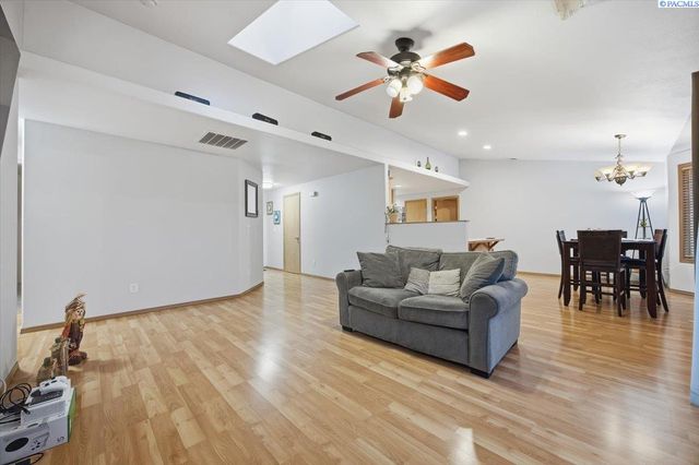 9703 Percheron Dr, Pasco, WA 99301