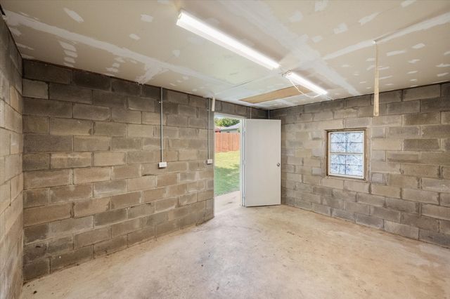 5117 Almena Road, River Oaks, TX 76114