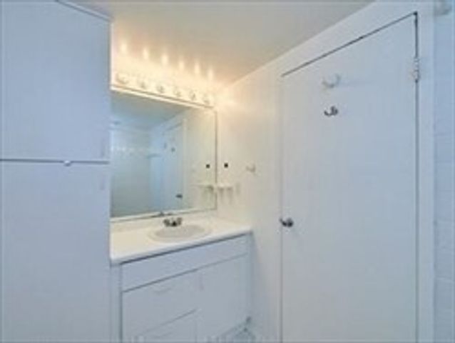 50 56 Broadlawn Park 512, Boston, MA 02132