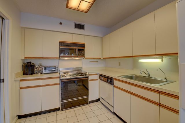 7194 Promenade Drive 202, Boca Raton, FL 33433