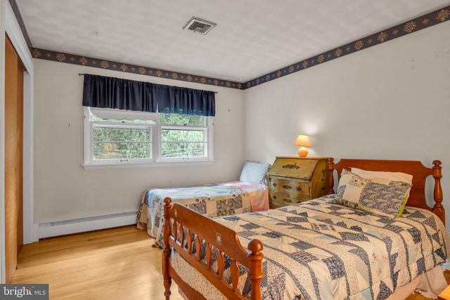 1689 RANDOW RD, York, PA 17403