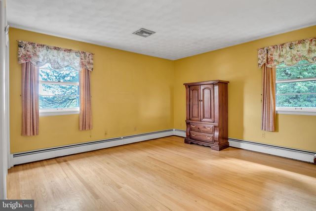 1689 RANDOW RD, York, PA 17403