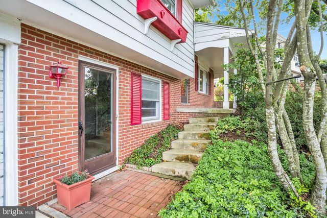 1689 RANDOW RD, York, PA 17403