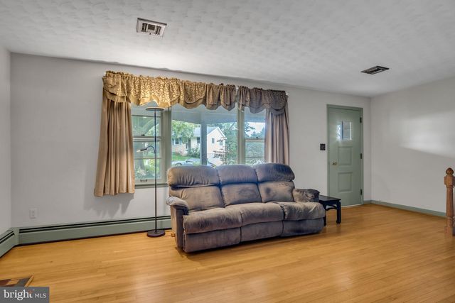 1689 RANDOW RD, York, PA 17403