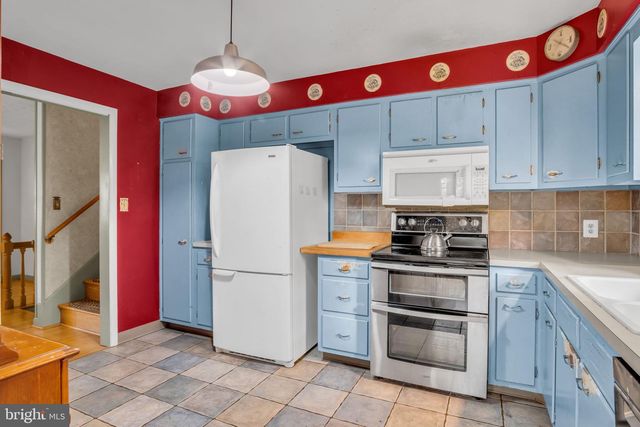 1689 RANDOW RD, York, PA 17403