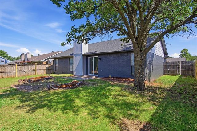 2112 NE 8th Street, Moore, OK 73160