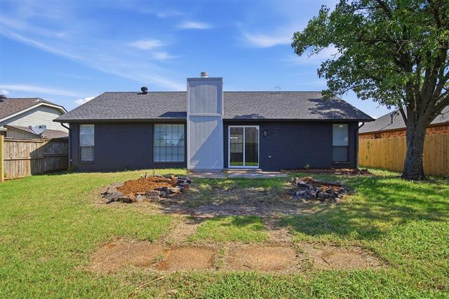 2112 NE 8th Street, Moore, OK 73160