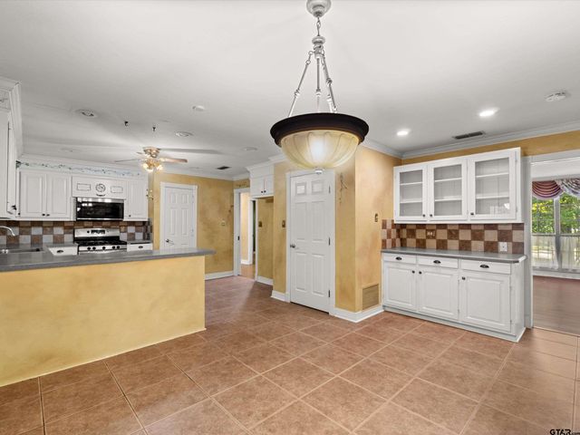 6 Lindsey Ln, Longview, TX 75601