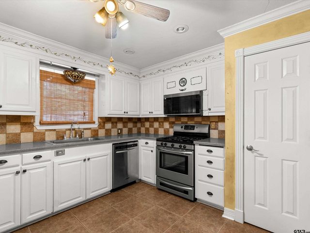 6 Lindsey Ln, Longview, TX 75601