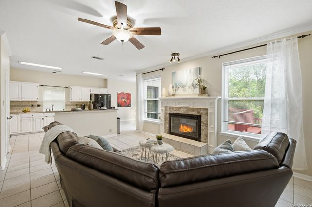 18143 SUMMER KNOLL DR, San Antonio, TX 78258