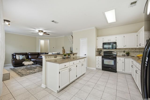 18143 SUMMER KNOLL DR, San Antonio, TX 78258