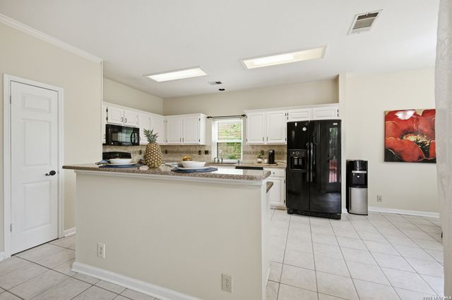 18143 SUMMER KNOLL DR, San Antonio, TX 78258