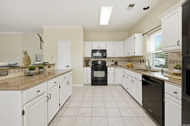 18143 SUMMER KNOLL DR, San Antonio, TX 78258