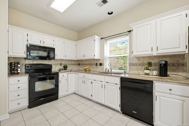 18143 SUMMER KNOLL DR, San Antonio, TX 78258