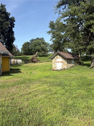 3717 N Brighton Avenue, Kansas City, MO 64117