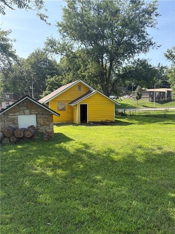 3717 N Brighton Avenue, Kansas City, MO 64117