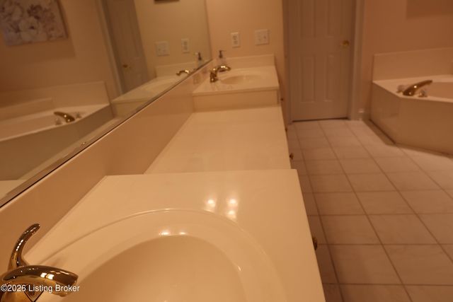 7606 Kendrick Crossing Ln, Louisville, KY 40291