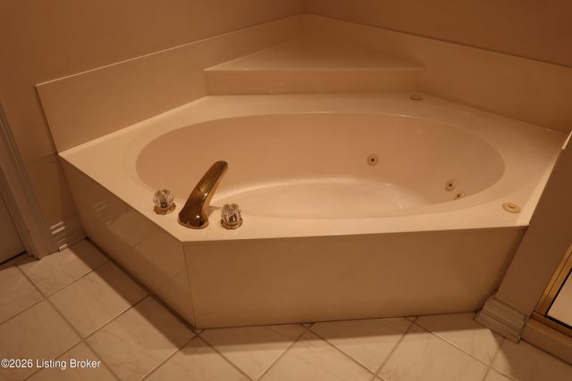 7606 Kendrick Crossing Ln, Louisville, KY 40291