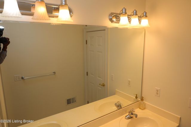 7606 Kendrick Crossing Ln, Louisville, KY 40291